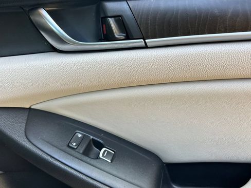 Used 2018 Honda Accord EX image 17