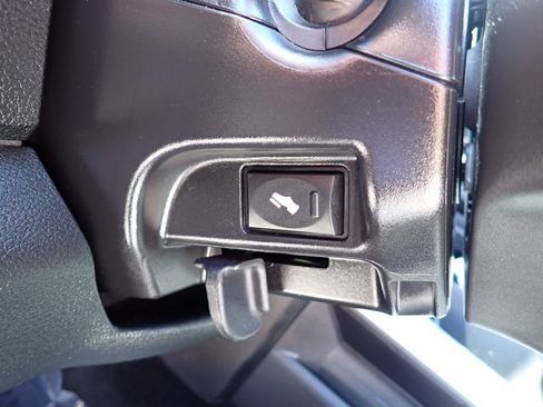 Used 2016 RAM 1500 Laramie w/ Convenience Group AWD/4WD image 18
