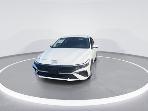 Used 2025 Hyundai Elantra SE image 3