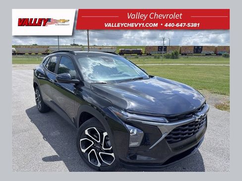 Used 2025 Chevrolet Trax RS w/ Driver Confidence Package FWD image 1