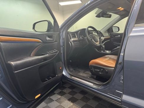 Used 2017 Toyota Highlander Limited AWD/4WD image 11