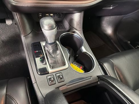 Used 2019 Toyota Highlander XLE image 19