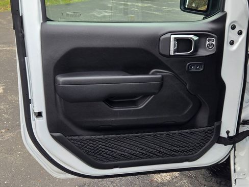 Used 2025 Jeep Wrangler Unlimited Sport AWD/4WD image 18