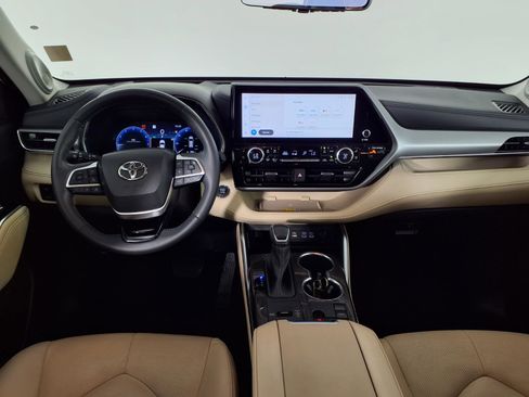 Used 2023 Toyota Highlander Platinum FWD image 15