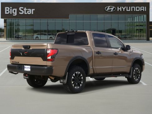 Used 2021 Nissan Titan PRO-4X w/ Pro-4x Convenience Package image 4