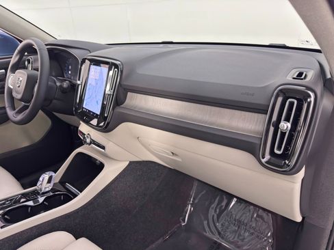 Used 2023 Volvo XC40 B5 Ultimate image 14