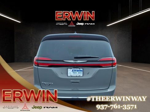 Certified 2025 Chrysler Pacifica Select FWD image 6