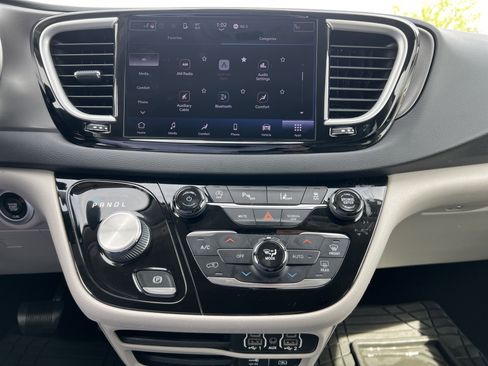 Used 2022 Chrysler Pacifica Touring-L image 9