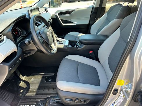 Used 2019 Toyota RAV4 XLE w/ Convenience Package AWD/4WD image 9