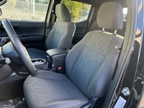 Used 2017 Toyota Tacoma TRD Off-Road image 18