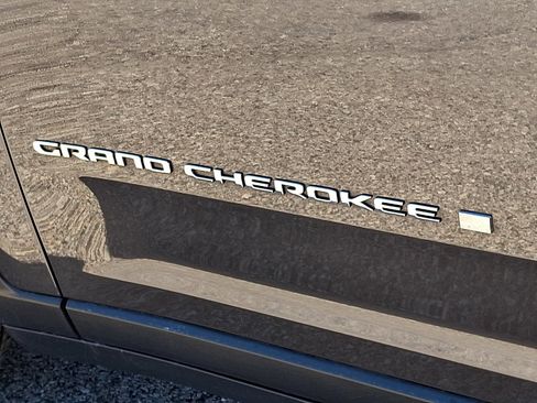 Certified 2023 Jeep Grand Cherokee Limited image 33