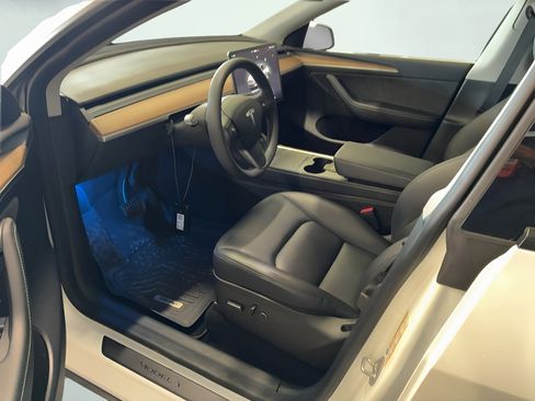 Used 2023 Tesla Model Y Long Range AWD/4WD image 2