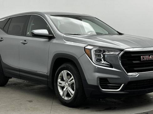 Used 2024 GMC Terrain SLE image 3