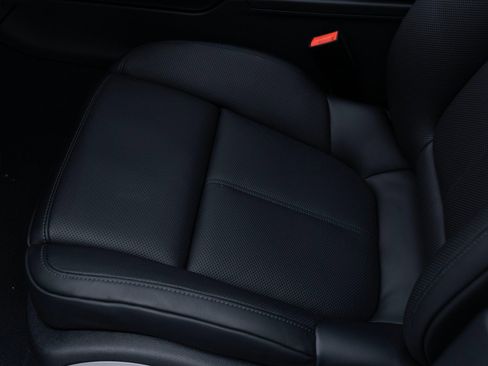 Certified 2025 Porsche Macan image 16