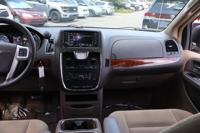 Used 2015 Chrysler Town & Country Touring FWD image 16