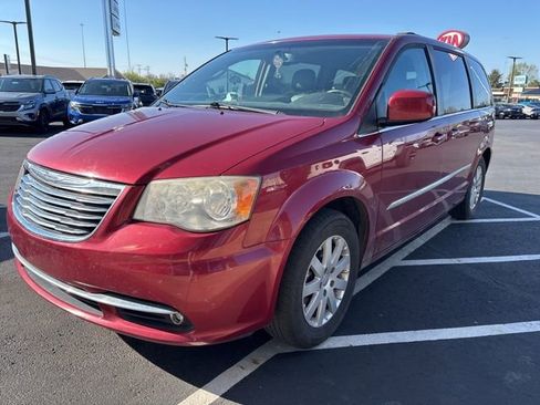 Used 2014 Chrysler Town & Country Touring image 2