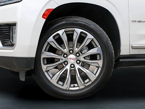 Used 2021 GMC Yukon XL Denali w/ Denali Premium Package image 4