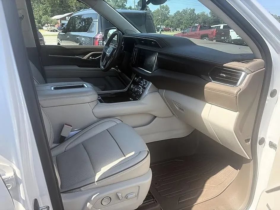 Used 2021 GMC Yukon XL Denali w/ Denali Premium Package AWD/4WD image 26