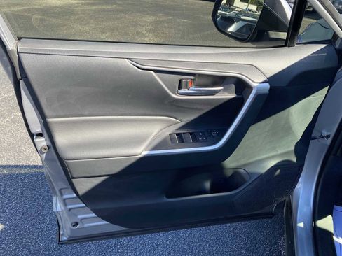 Used 2022 Toyota RAV4 SE image 25