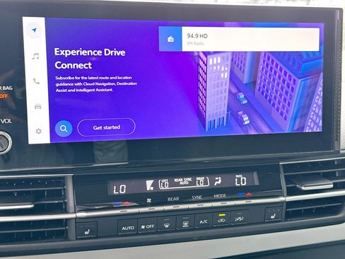 Used 2025 Toyota Sienna XLE FWD image 32