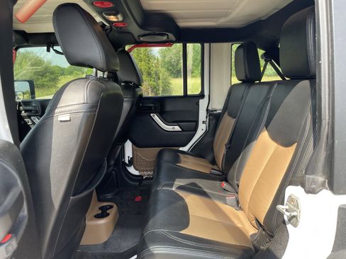 Used 2013 Jeep Wrangler Unlimited Rubicon w/ Connectivity Group image 9