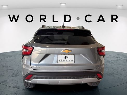 Used 2025 Chevrolet Trax LT w/ LT Convenience Package FWD image 8