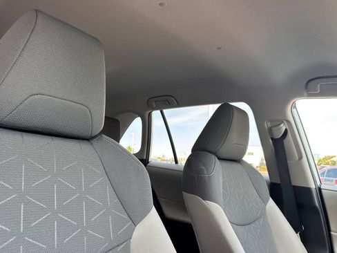 Used 2021 Toyota RAV4 XLE w/ Carpet Mat Package (TMS) FWD image 17