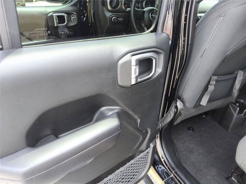 Used 2018 Jeep Wrangler Unlimited Sport S AWD/4WD image 17