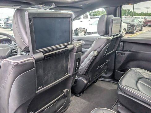 Used 2023 Chrysler Pacifica Limited w/ Uconnect Theater Family Group FWD image 18