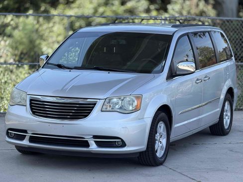 Used 2011 Chrysler Town & Country Touring-L w/ Entertainment Group #2 FWD image 3