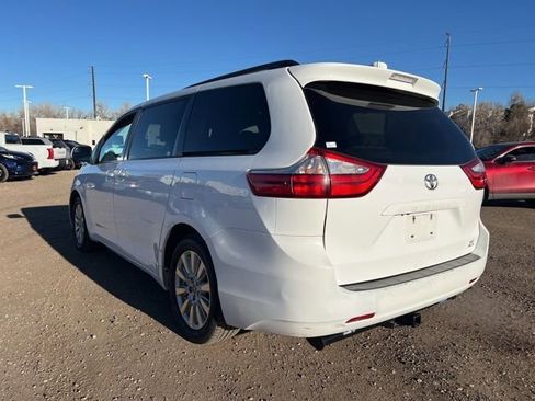 Used 2015 Toyota Sienna LE image 3