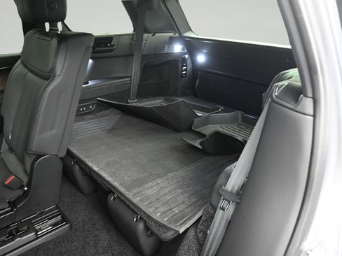 Used 2024 Land Rover Range Rover Long Wheelbase SE AWD/4WD image 7