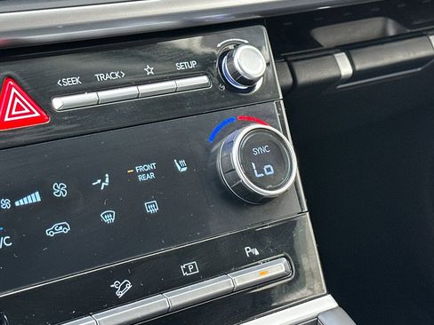 Certified 2025 Hyundai Santa Fe SEL image 30