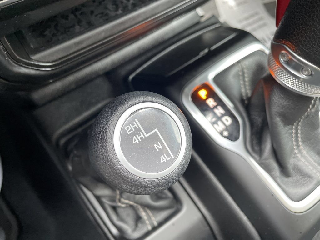 Used 2022 Jeep Wrangler Unlimited Sahara AWD/4WD image 16