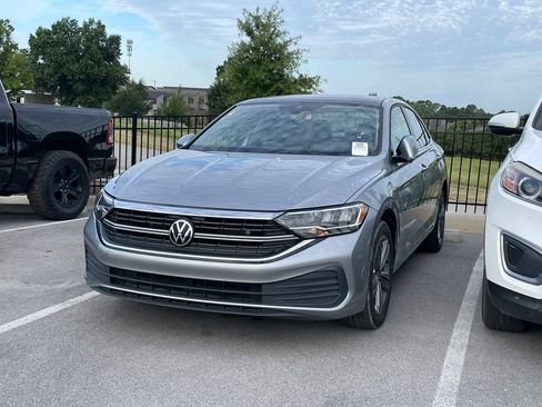 Used 2024 Volkswagen Jetta SE FWD image 3