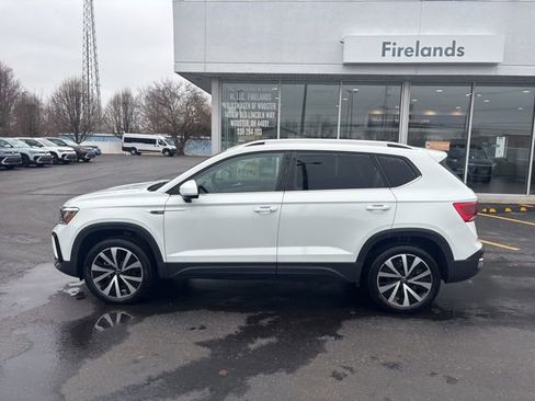 Used 2024 Volkswagen Taos SE FWD image 3