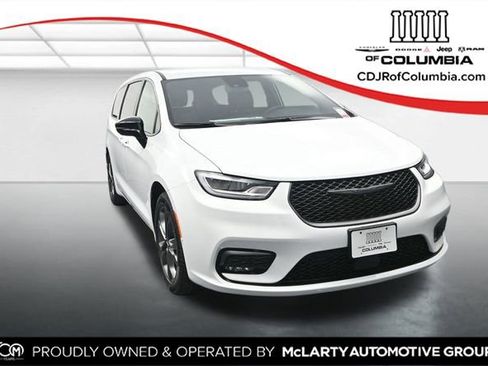 New 2026 Chrysler Pacifica Select image 1