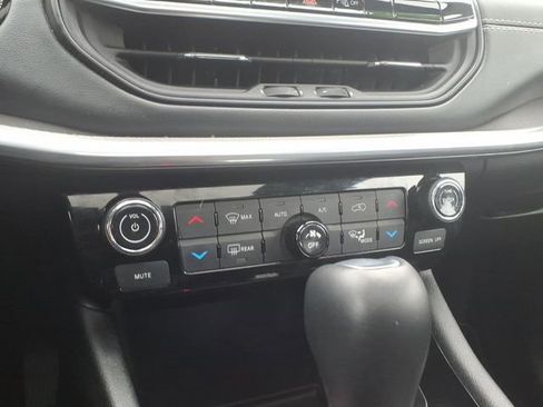 Used 2024 Jeep Compass Limited w/ High Altitude Package image 18