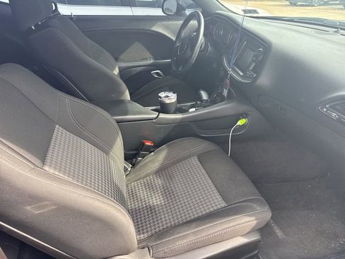 Used 2016 Dodge Challenger SXT RWD image 7