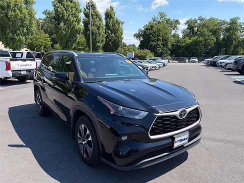 Used 2022 Toyota Highlander XLE AWD/4WD image 7