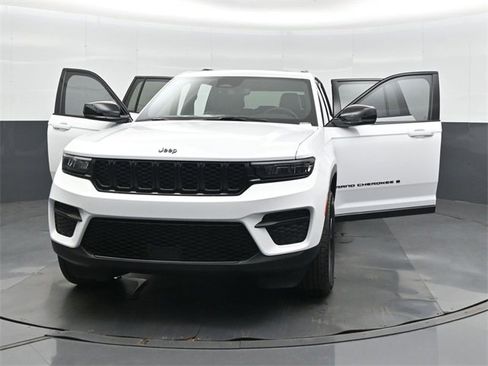 New 2025 Jeep Grand Cherokee Altitude image 42