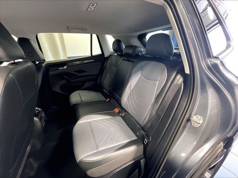 Used 2025 Volkswagen Tiguan SE AWD/4WD image 15