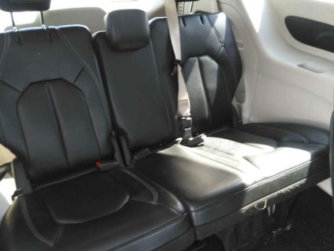Used 2023 Chrysler Pacifica Touring-L FWD image 7
