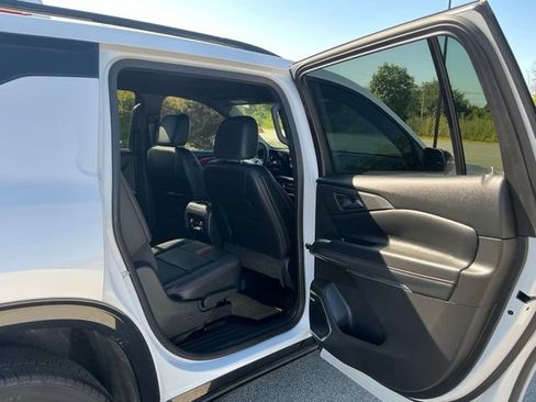 Used 2025 Chevrolet Traverse RS AWD/4WD image 18