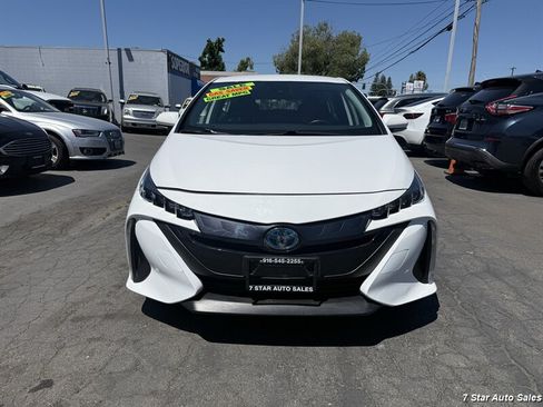 Used 2022 Toyota Prius Prime LE FWD image 3