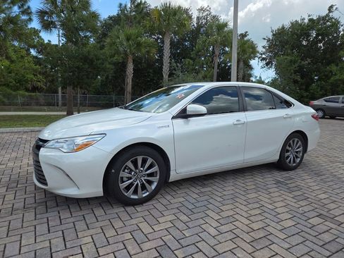 Certified 2016 Toyota Camry XLE FWD image 3