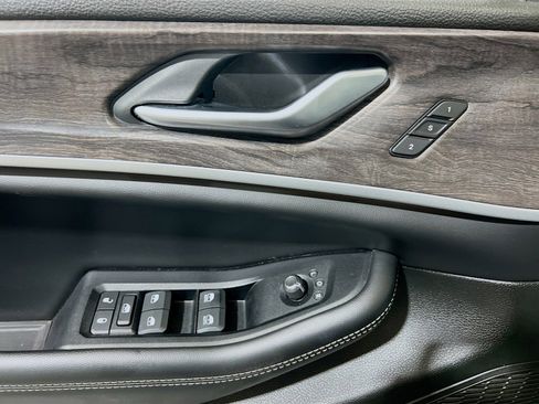 Used 2024 Jeep Grand Cherokee Limited image 14