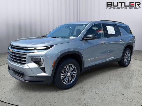 Used 2025 Chevrolet Traverse LT FWD image 1