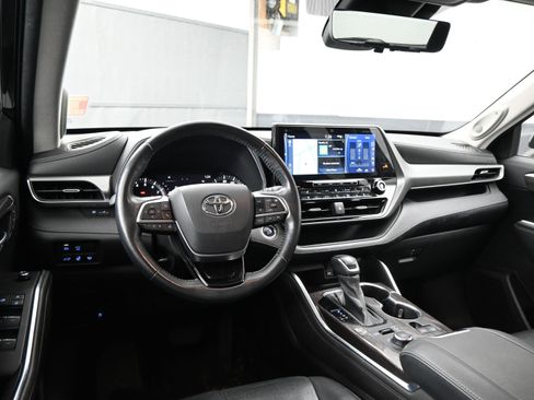 Used 2021 Toyota Highlander Platinum image 19