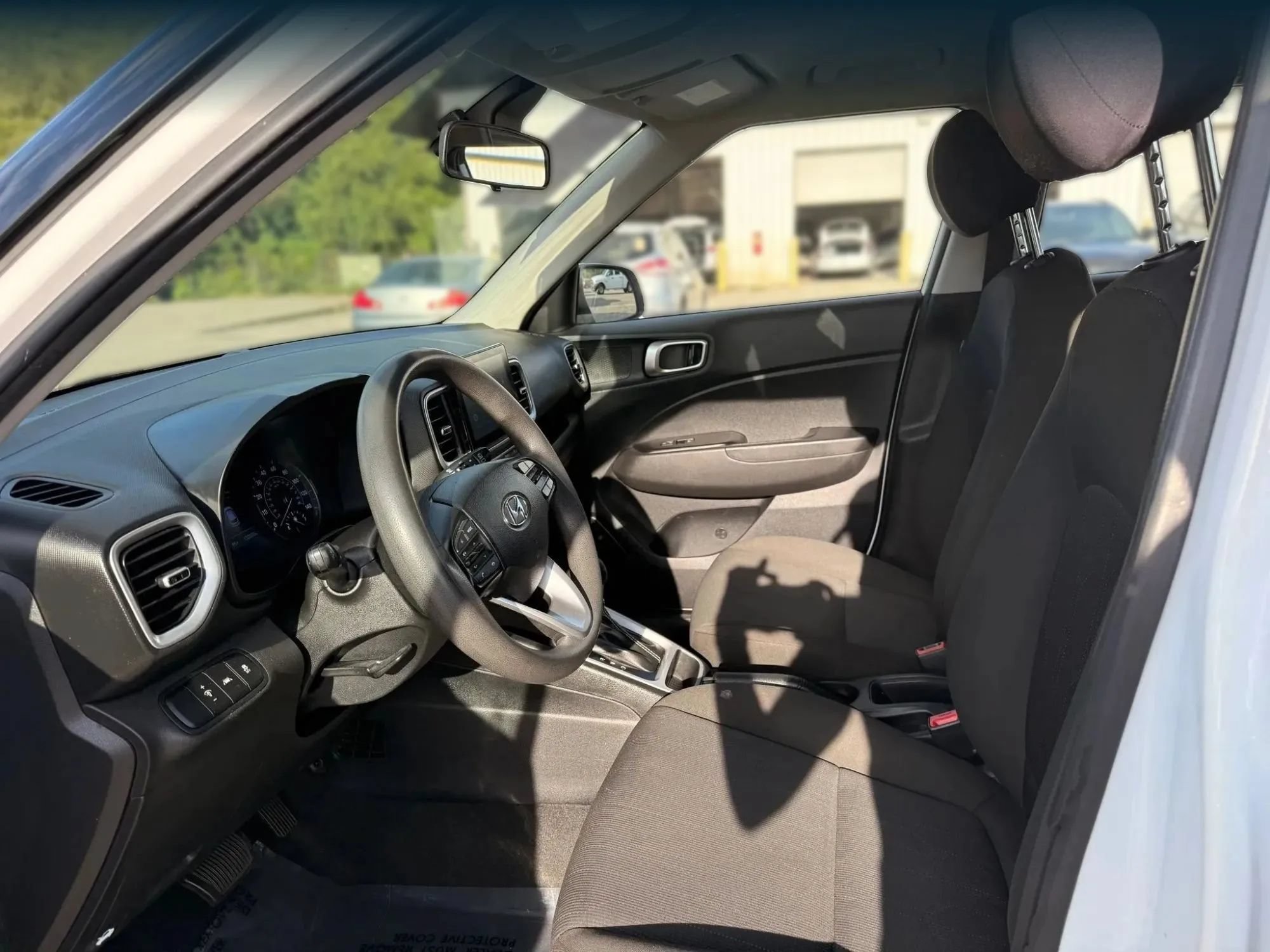 Used 2021 Hyundai Venue SE FWD image 2